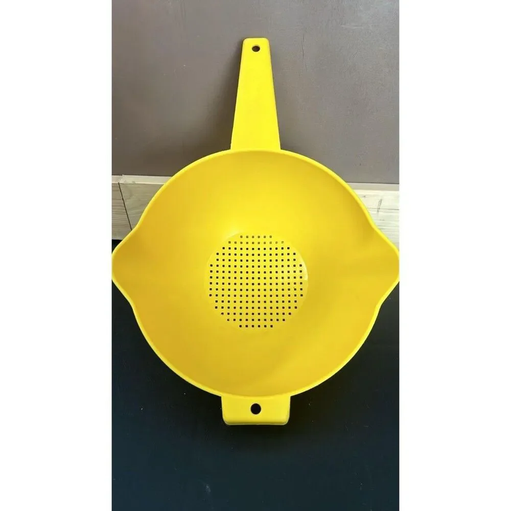 Vintage Tupperware #1523 Large 2 QT. Yellow Colander Strainer